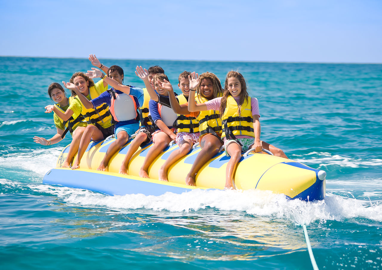 Infants gaudint d'activitats aquàtiques durant l'estiu a Catalunya