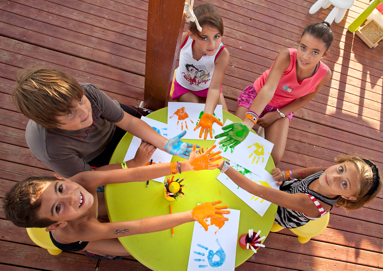 Infants dibuixant al Club Infantil de Calafell, situat a la platja de l’Estany-Mas Mel, i organitzat pel Patronat Municipal de Turisme de Calafell.