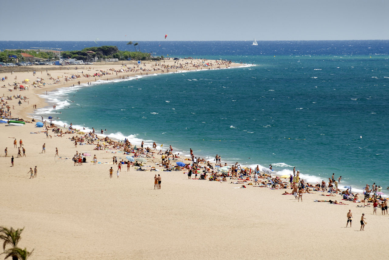 Banyistes a la platja de la Conca, entre la punta de Tordera i Malgrat Centre.
