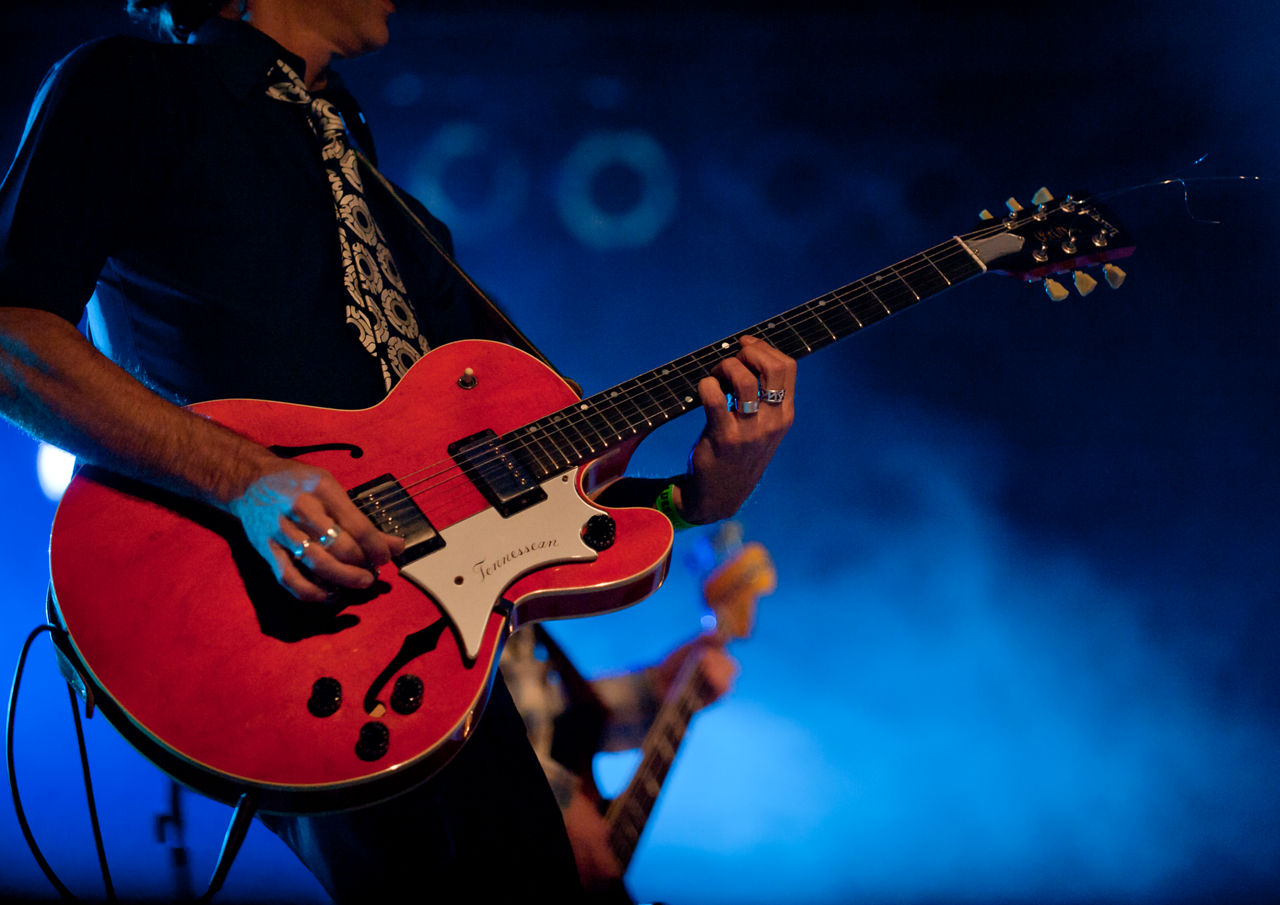 Guitarra i baix durant una actuació de la banda de rock Justo y Los Pecadores al Festival Internacional de Blues de Cerdanyola, una cita ineludible dins de la música negra a Catalunya.