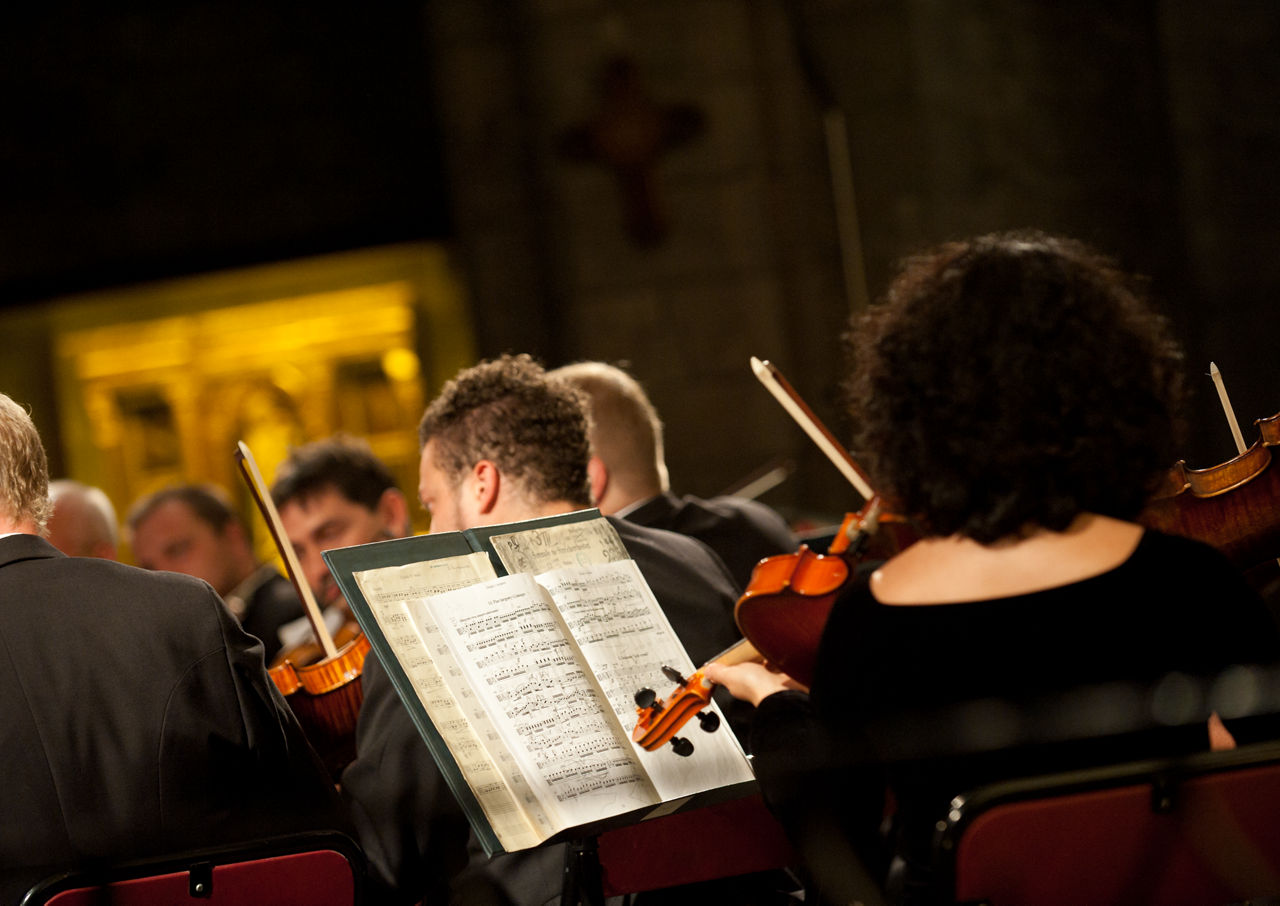 Detall de l’actuació de l’Amadeus Chamber Orchestra of Polish Radio, amb la directora Agnieszka Duczmal i Alessio Bax al piano, al Festival Internacional de Músiques de Torroella de Montgrí a l’església de Sant Genís, dedicat a la música clàssica en el qual participen solistes, grups de cambra, orquestres o intèrprets de músiques del món.