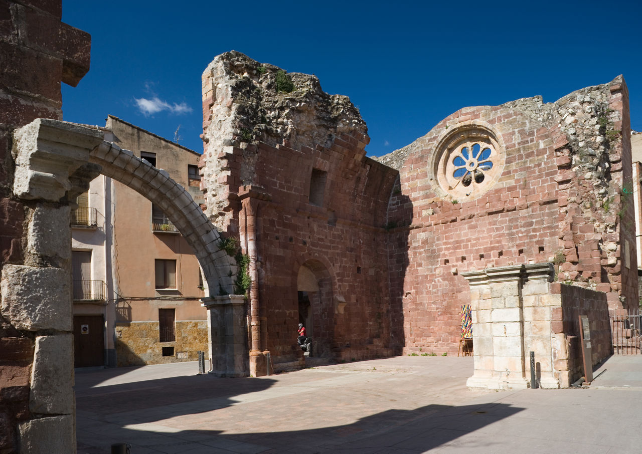 Restes arqueològiques de l’església romànica de la Puríssima Sang d’Alcover (segle XII), amb gran part de mur lateral, on s'obria la porta d'accés.
