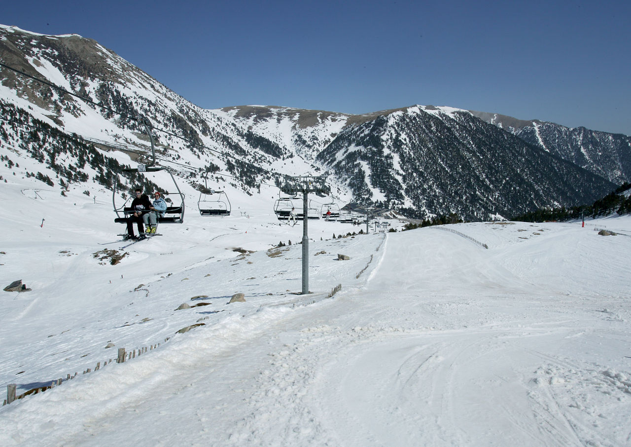 Esquiadors en un telecadira de l'estació d'esquí i montaña de Vallter 2000, durant una jornada d’hivern.
