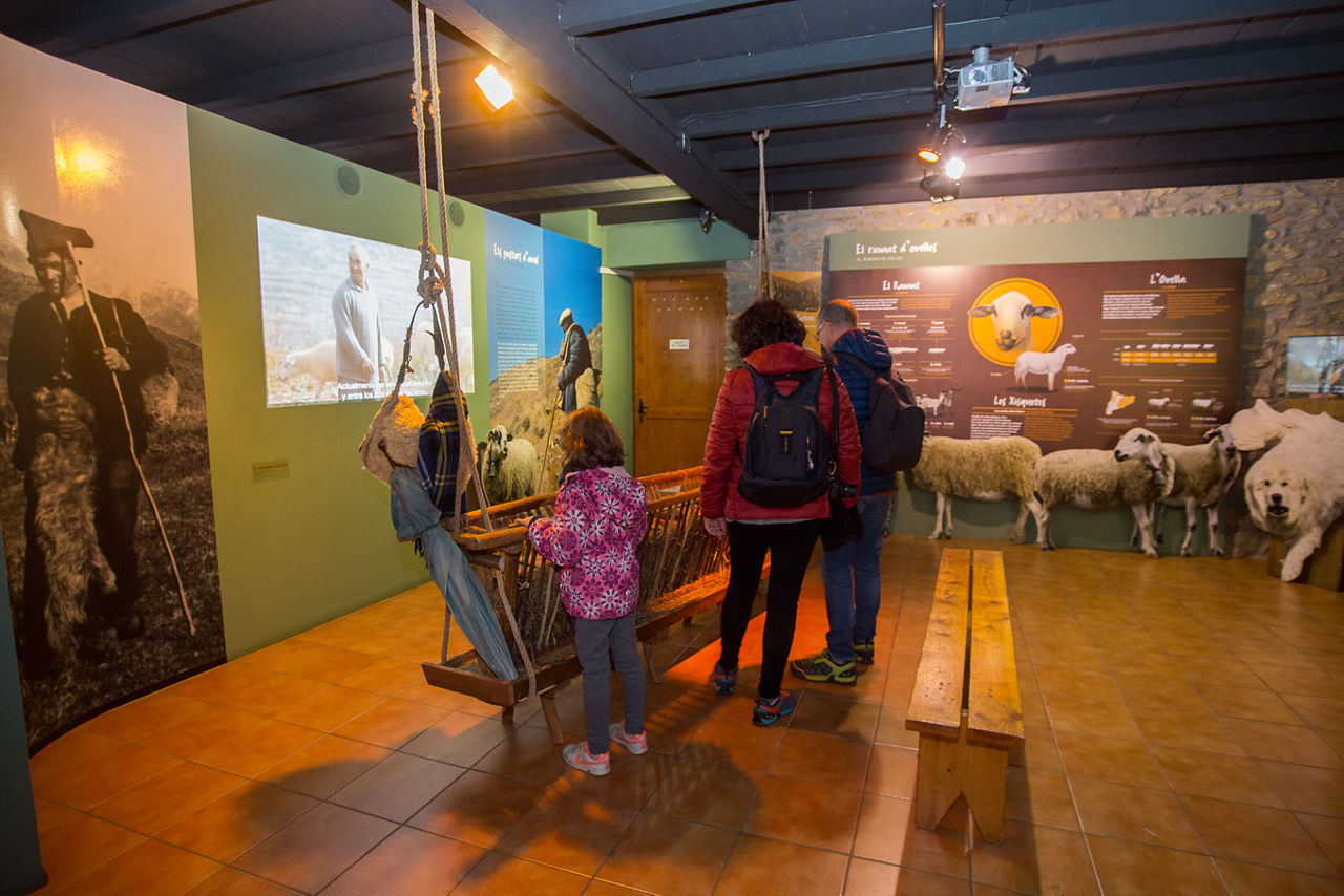 Família visitant l'Ecomuseu dels pastors de la Vall d'Àssua. Museu dedicat a la figura del pastor, un dels oficis tradicionals amb més arrelament de la vall.
