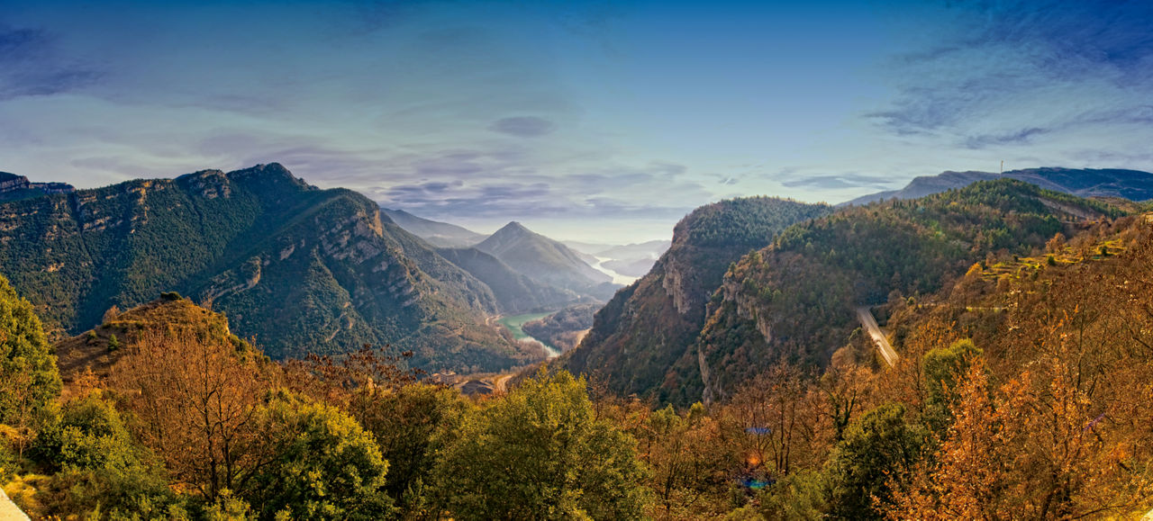 Vistes del Pantà de la Baells des de Sant Corneli de Cercs, on trobem la colònia minera de Sant Corneli fundada a finals del segle XIX per allotjar la població que treballava a les mines seguint el model de colònia industrial.