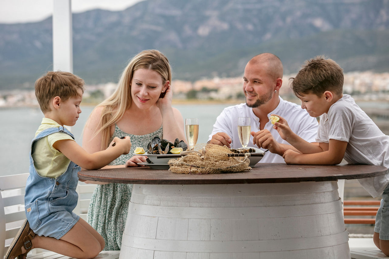 Família amb infants menjant al Musclarium, un establiment de restauració dedicat a la degustació d’ostres i musclos, a la badia dels Alfacs.