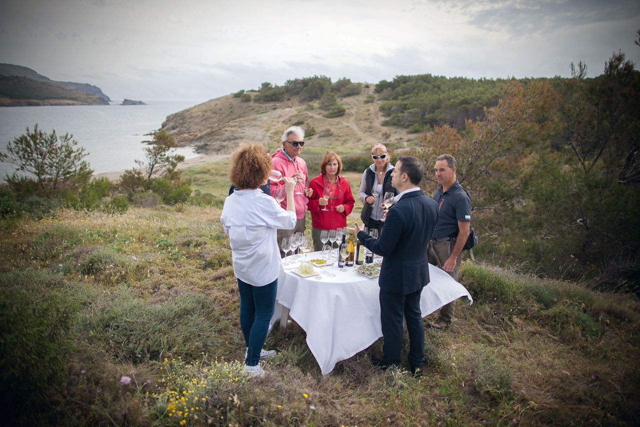 © Roger Lleixà. Maridatge amb flors solvestres al cap de Ras.