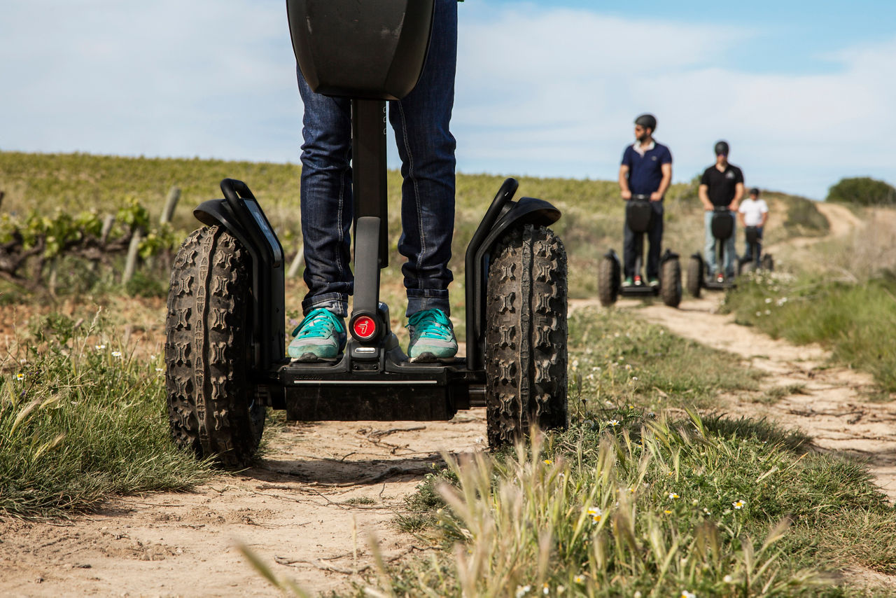 Ruta en segway entre vinyes a Vilafranca del Penedès, un territori únic per gaudir de l'enoturisme i el senderisme. 