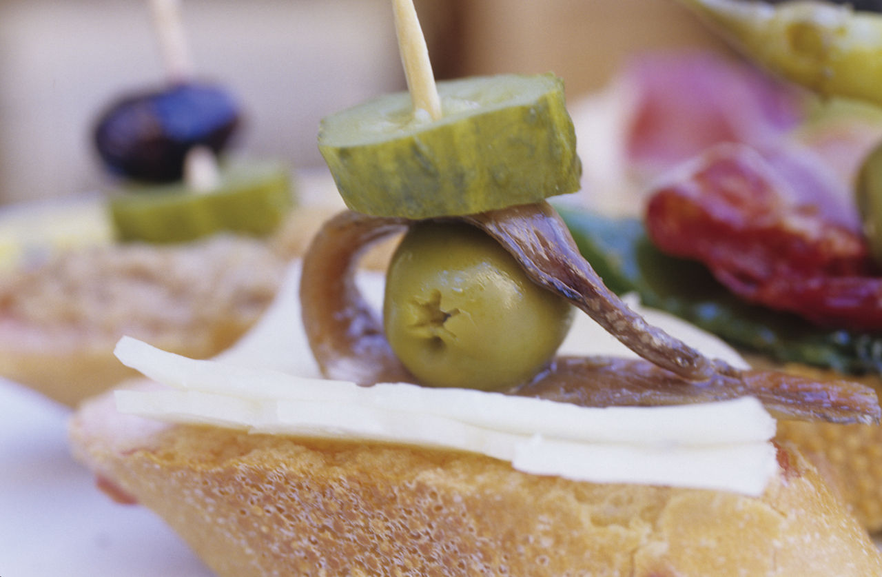 Tapa de formatge, oliva, anxova i cogombre.