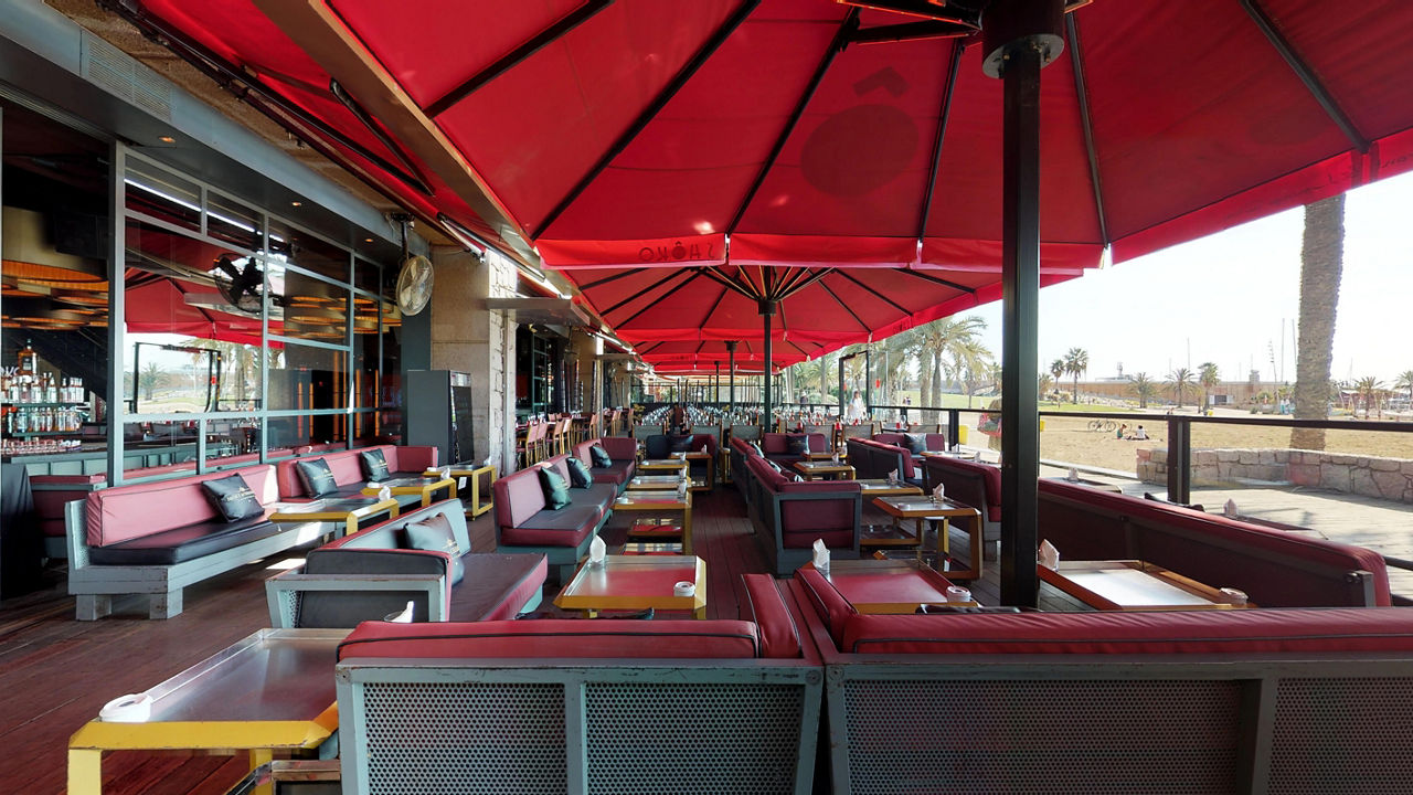 Ambiente exclusivo frente al mar en Shoko Barcelona, ideal para eventos nocturnos.