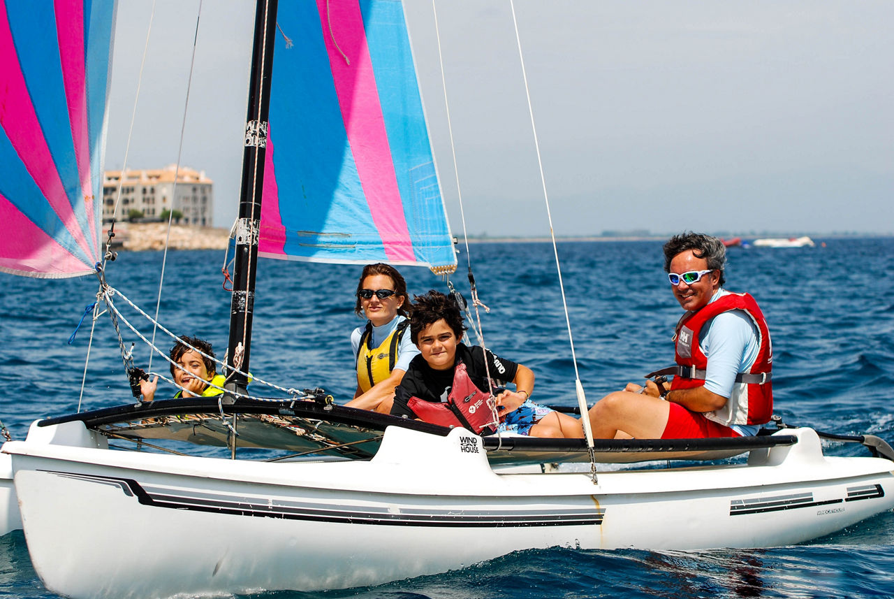 Grand Tour de Catalunya. Tram 5. Una família practica vela lleugera a la Costa Brava.