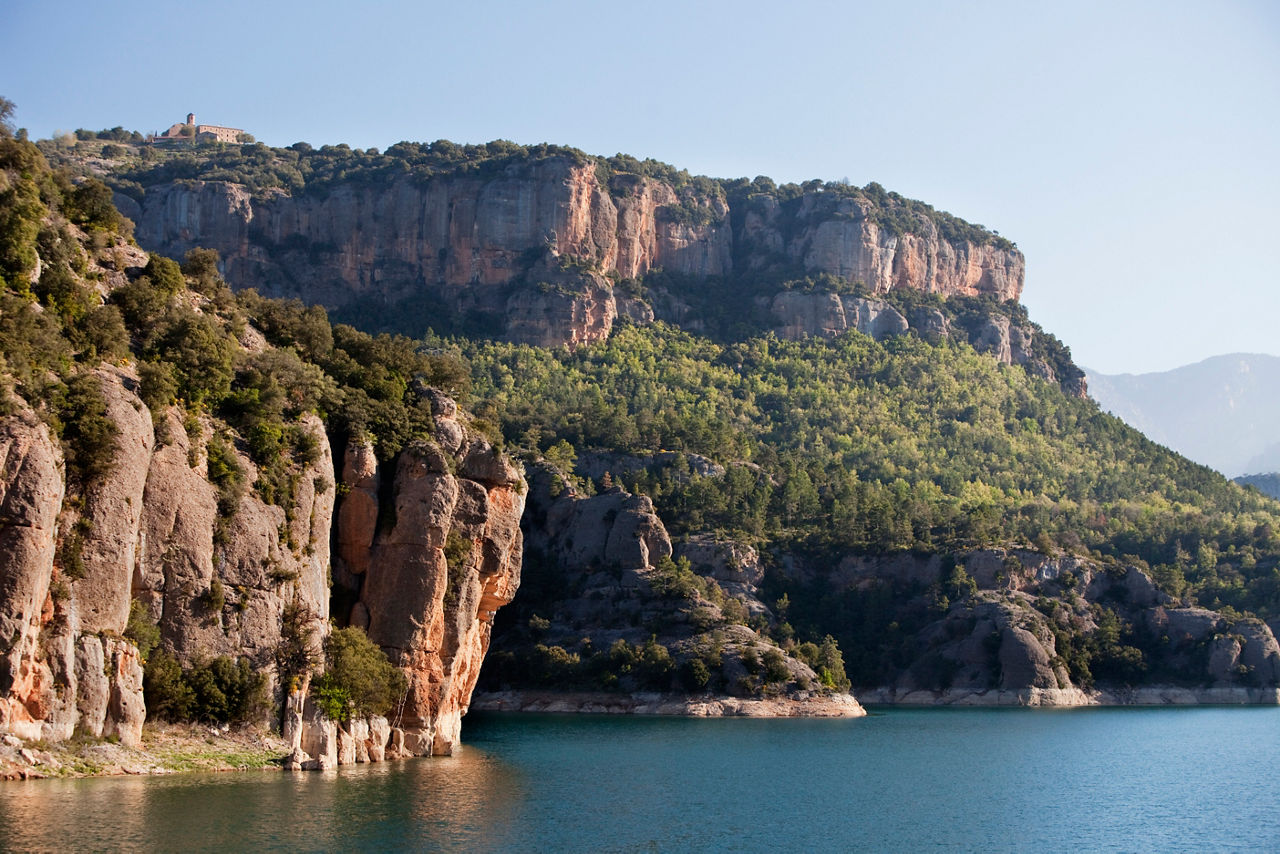 Vistes del Santuari de Lord, enfilat dalt la muntanya, amb el pantà de la Llosa del Cavall als peus. La Vall de Lord. El Solsonès.