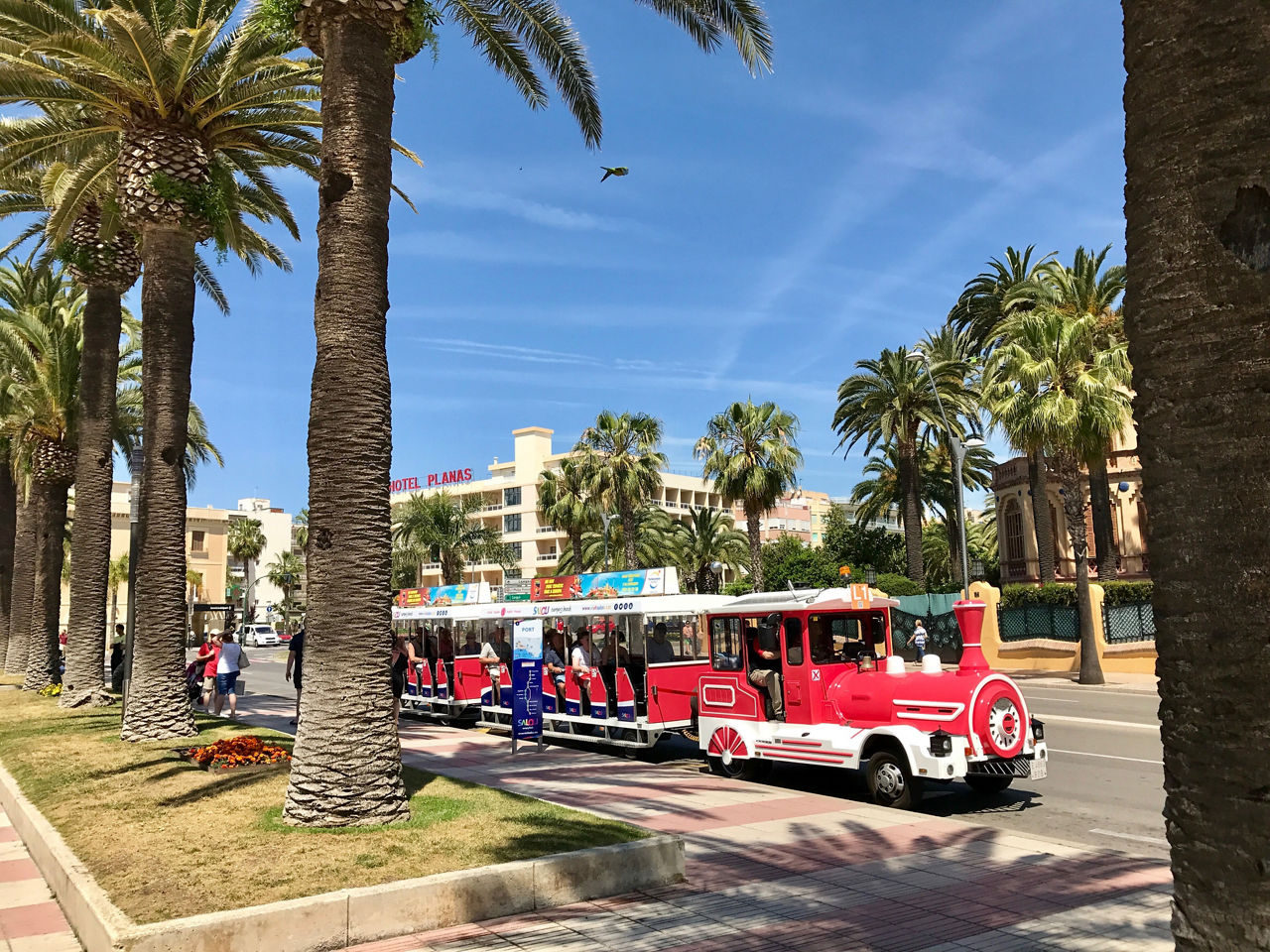 Trenet turístic de Salou estacionat a una de les parades del Passeig Jaume I.